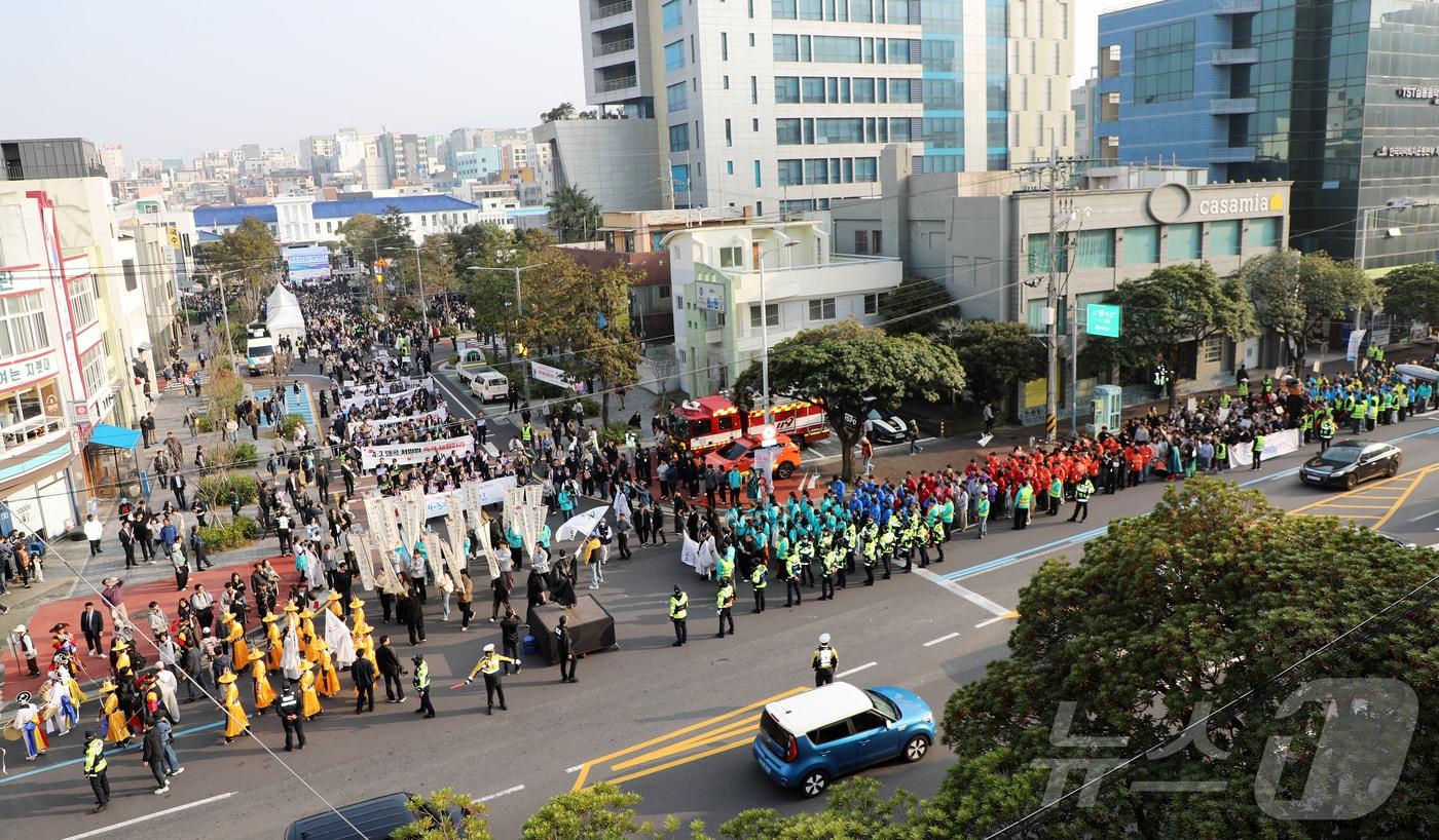 본문 이미지 - 4·3 희생자 추념일을 하루 앞둔 2일 오후 제주시청 앞에서 '4·3 평화 대행진'이 펼쳐지고 있다. 2026.4.2 ⓒ 뉴스1 오미란 기자
