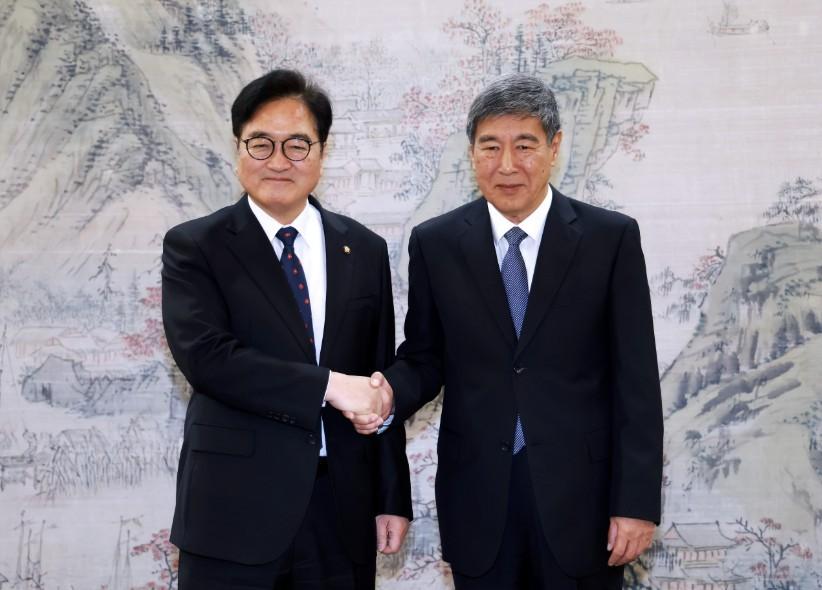 본문 이미지 - 우원식 국회의장은 2일 오전 국회 접견실에서 중국 전국인민대표대회(전인대) 산하 양샤오차오 중한우호소조 조장 등 대표단을 접견했다. (국회의장실 제공) 2026.04.02/뉴스1  