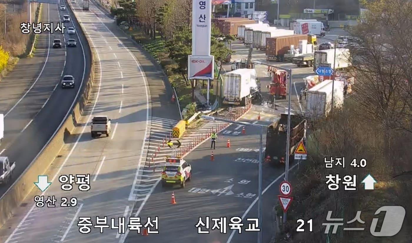 본문 이미지 - 2일 오후 3시 7분쯤 창녕군 영산면 중부내륙고속도로 창원방향 영산휴게소 진입로에서 9.5톤 화물차가 휴게소 입간판 기둥을 충돌했다. 사진은 사고 현장 모습.(한국도로공사 로드플러스 CCTV 영상 갈무리.)