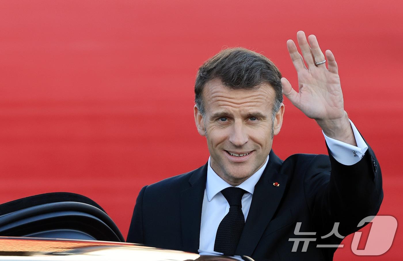 본문 이미지 - 에마뉘엘 마크롱 프랑스 대통령이 2일 경기 성남시 서울공항에 도착, 전용기에서 내려 손을 흔들고 있다. 마크롱 대통령은 오는 3일 이재명 대통령과 정상회담, 국빈 오찬 등의 일정을 진행할 예정이다. 2026.4.2 ⓒ 뉴스1 이호윤 기자