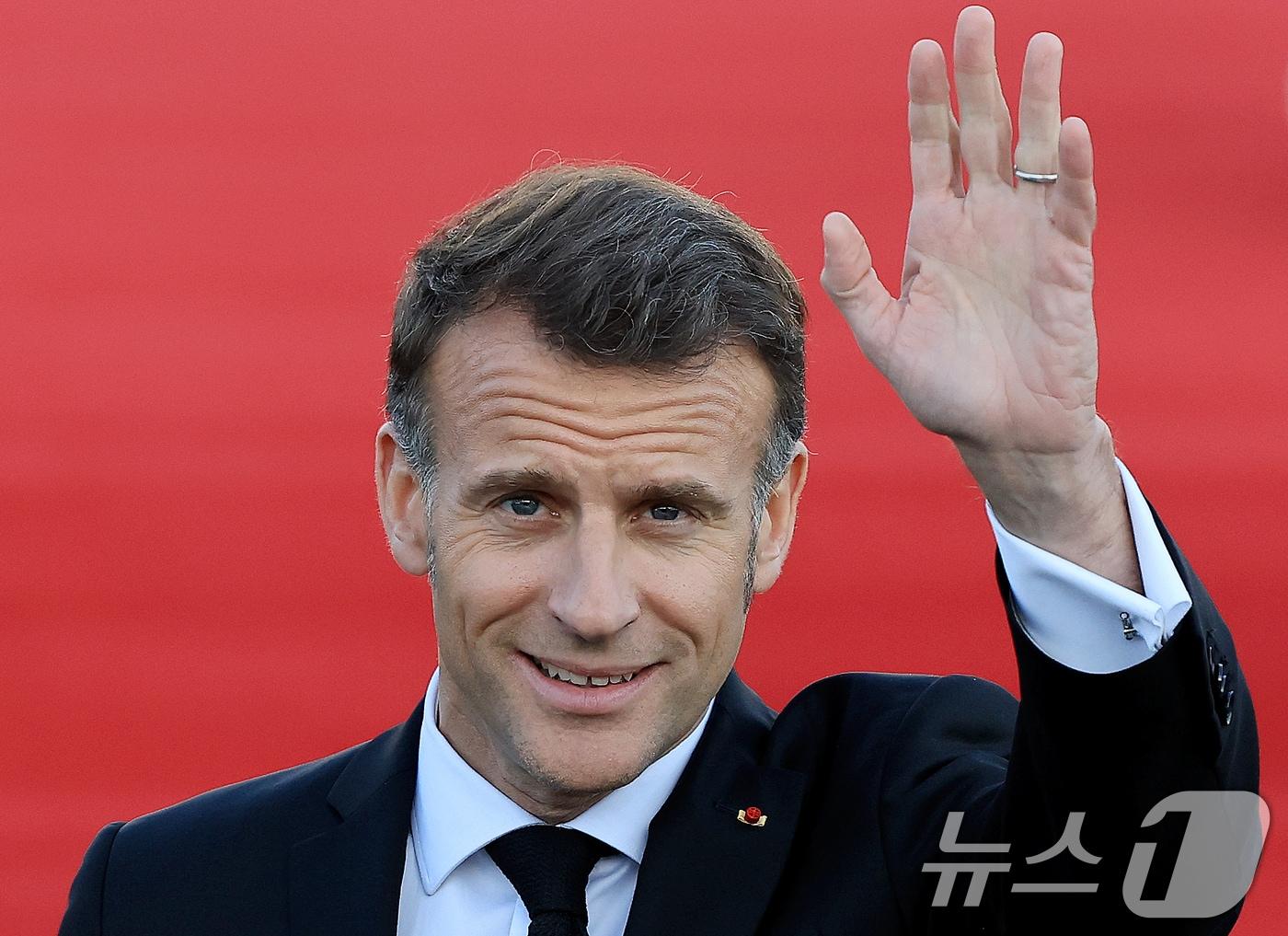 본문 이미지 - 에마뉘엘 마크롱 프랑스 대통령이 2일 경기 성남시 서울공항에 도착, 전용기에서 내려 손을 흔들고 있다. 마크롱 대통령은 오는 3일 이재명 대통령과 정상회담, 국빈 오찬 등의 일정을 진행할 예정이다. 2026.4.2 ⓒ 뉴스1 이호윤 기자