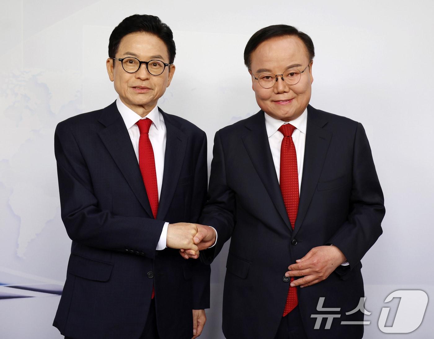 본문 이미지 - 2일 대구 중구 매일신문 스튜디오에서 열린 '6·3 지방선거 국민의힘 경북도지사 경선 비전 토론회'에서 이철우 후보(왼쪽)와 김재원 후보가 토론에 앞서 포즈를 취하고 있다. 2026.4.2 ⓒ 뉴스1 공정식 기자