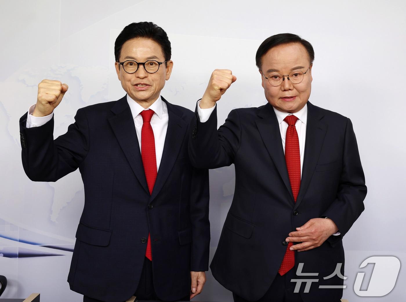 본문 이미지 - 2일 대구 중구 매일신문 스튜디오에서 열린 '6·3 지방선거 국민의힘 경북도지사 경선 비전 토론회'에서 이철우 후보(왼쪽)와 김재원 후보가 토론에 앞서 포즈를 취하고 있다. 2026.4.2 ⓒ 뉴스1 공정식 기자