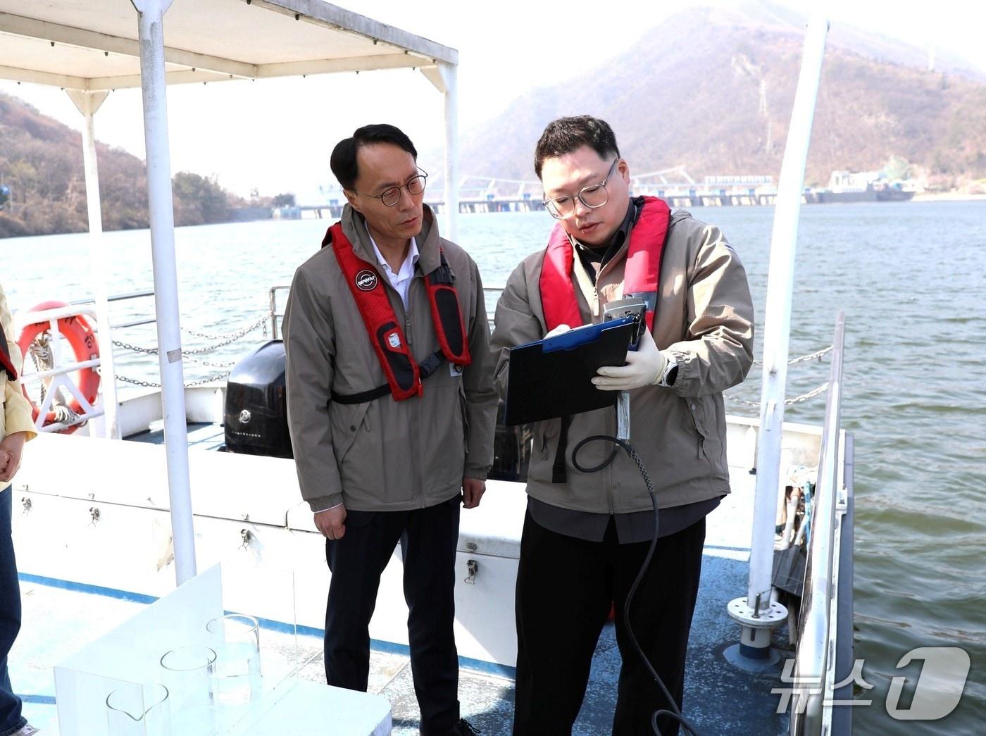 본문 이미지 - 이승환 청장(왼쪽)이 2일 팔당호에서 조류 시료 채수 과정을 점검하고 있다.(한강청 제공)