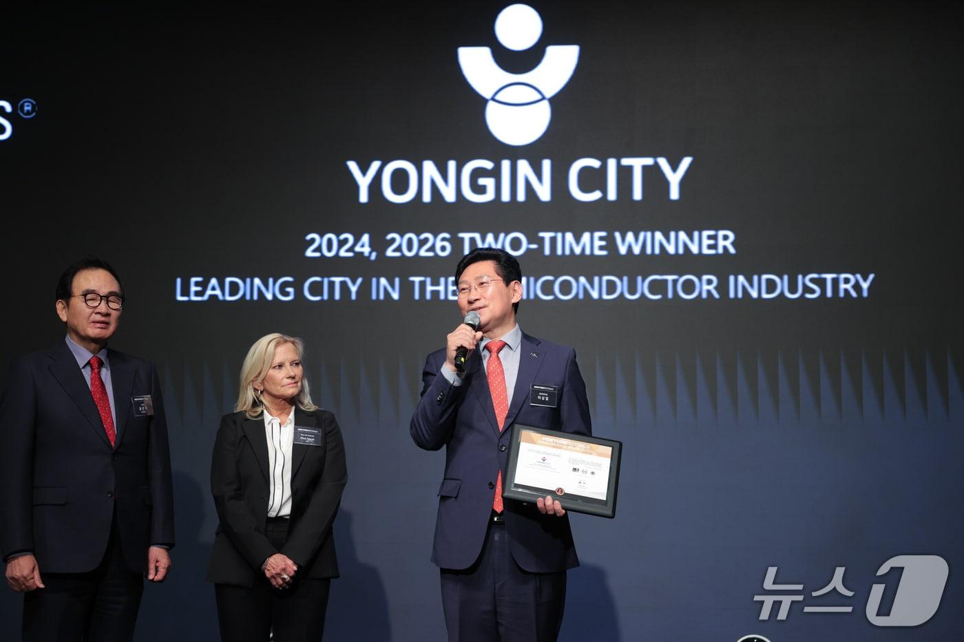 본문 이미지 - 이상일 시장이 2일 서울 롯데호텔에서 열린 ‘2026 뉴욕페스티벌 대한민국-국가브랜드 대상’에서 2관왕을 차지한 뒤 수상 소감을 밝히고 있다.(용인시 제공)