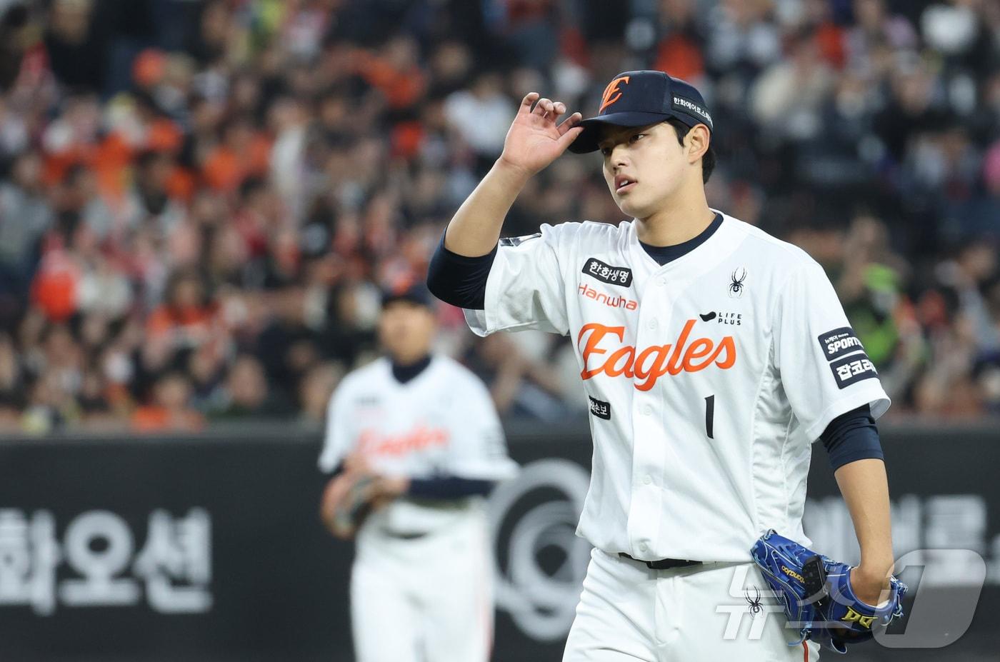 본문 이미지 - 2일 대전 한화생명볼파크에서 열린 2026 신한 SOL KBO리그 KT 위즈와 한화 이글스의 경기에서 한화 문동주가 투구를 마치며 더그아웃에 들어오고 있다. 2026.4.2 ⓒ 뉴스1 김기남 기자