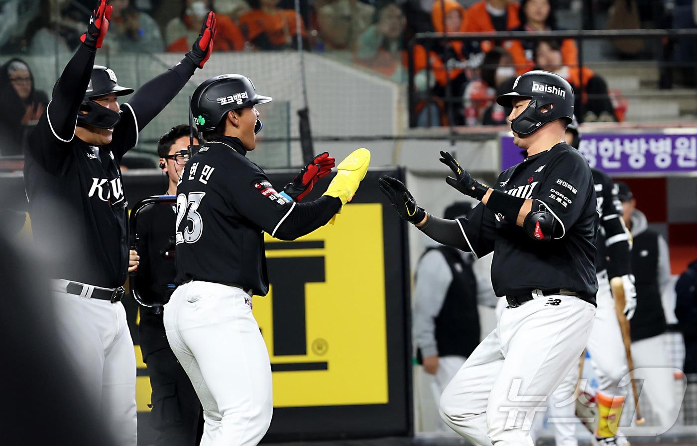 본문 이미지 - KT 위즈 포수 장성우(오른쪽). 2026.4.2 ⓒ 뉴스1 김기남 기자