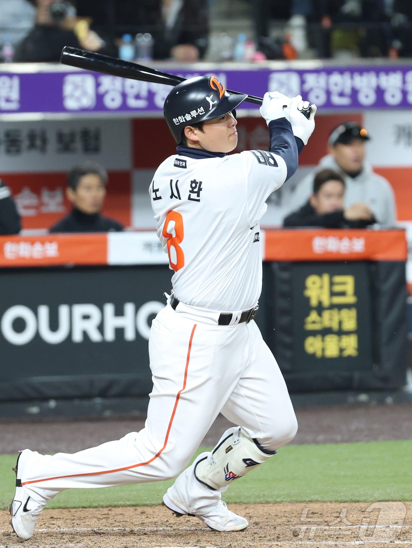 본문 이미지 - 2일 대전 한화생명볼파크에서 열린 2026 신한 SOL KBO리그 KT 위즈와 한화 이글스의 경기 4회말 1사 1,3루 상황, 한화 노시환이 1타점 타격을 하고 있다. 2026.4.2 ⓒ 뉴스1 김기남 기자