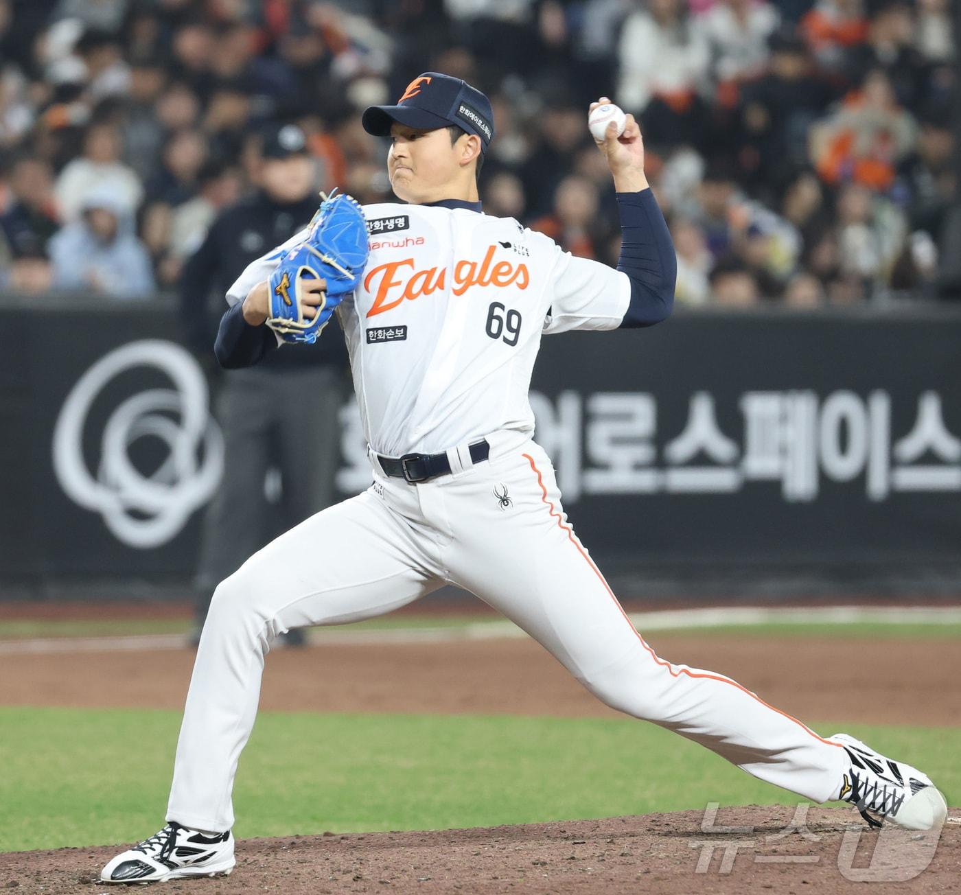 본문 이미지 - 2일 대전 한화생명볼파크에서 열린 2026 신한 SOL KBO리그 KT 위즈와 한화 이글스의 경기에서 한화 강건우가 투구하고 있다. 2026.4.2 ⓒ 뉴스1 김기남 기자
