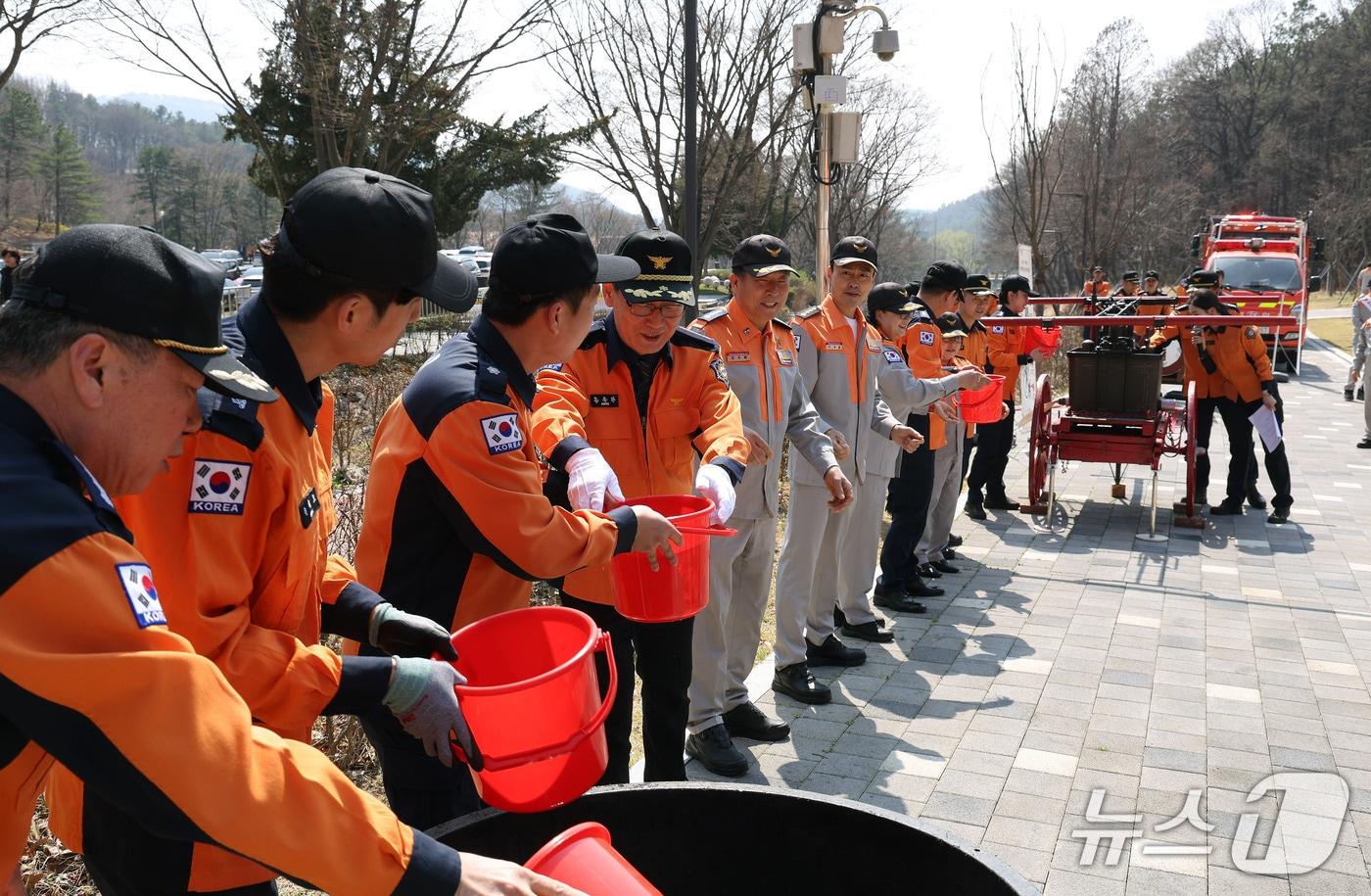 본문 이미지 - 2일 천안 태조산 일원에서 열린 충남소방본부 '도민 밀착형 안전문화 확산 행사' 모습. (충남소방본부 제공, 재판매 및 DB금지) / 뉴스1