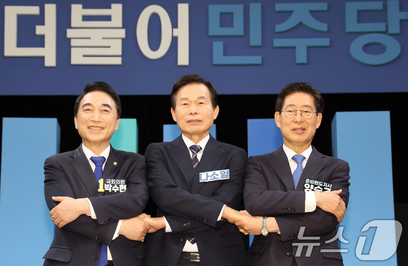 본문 이미지 - 2일 대전 유성구 대전MBC에서 진행된 더불어민주당 충남도지사 본경선 후보자 토론회에서 박수현(왼쪽부터), 나소열, 양승조 후보가 포즈를 취하고 있다. 2026.4.2 ⓒ 뉴스1 김기태 기자