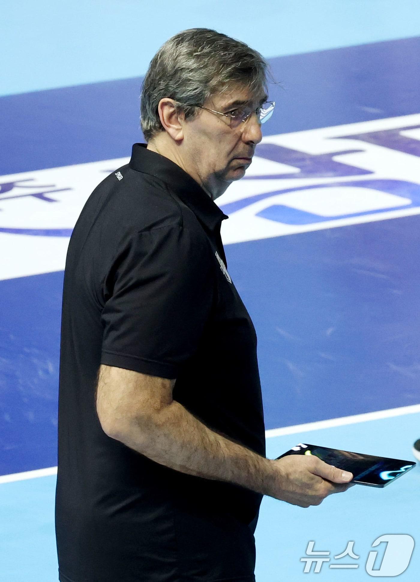 본문 이미지 - 필립 블랑 현대캐피탈 감독이 2일 오후 인천 계양체육관에서 열린 프로배구 2025-2026 V리그 남자부 챔피언 결정전 1차전 대한항공과의 경기에서 선수들을 바라보고 있다. 2026.4.2 ⓒ 뉴스1 이광호 기자