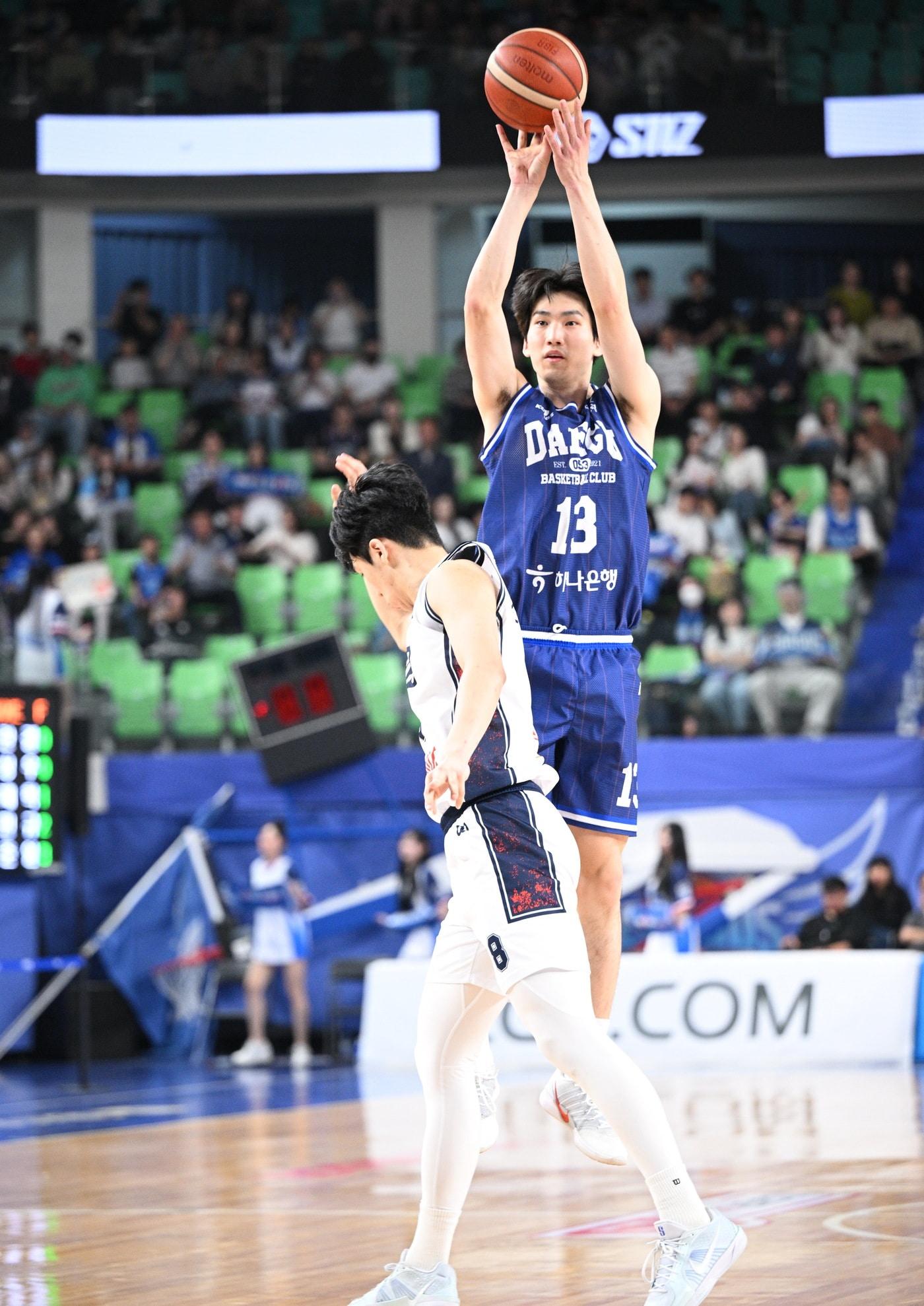 본문 이미지 - 대구 한국가스공사 김민규가 2일 열린 2025-26 프로농구 고양 소노전에서 위닝샷 포함 15점을 올려 팀의 78-76 역전승을 이끌었다. (KBL 제공)