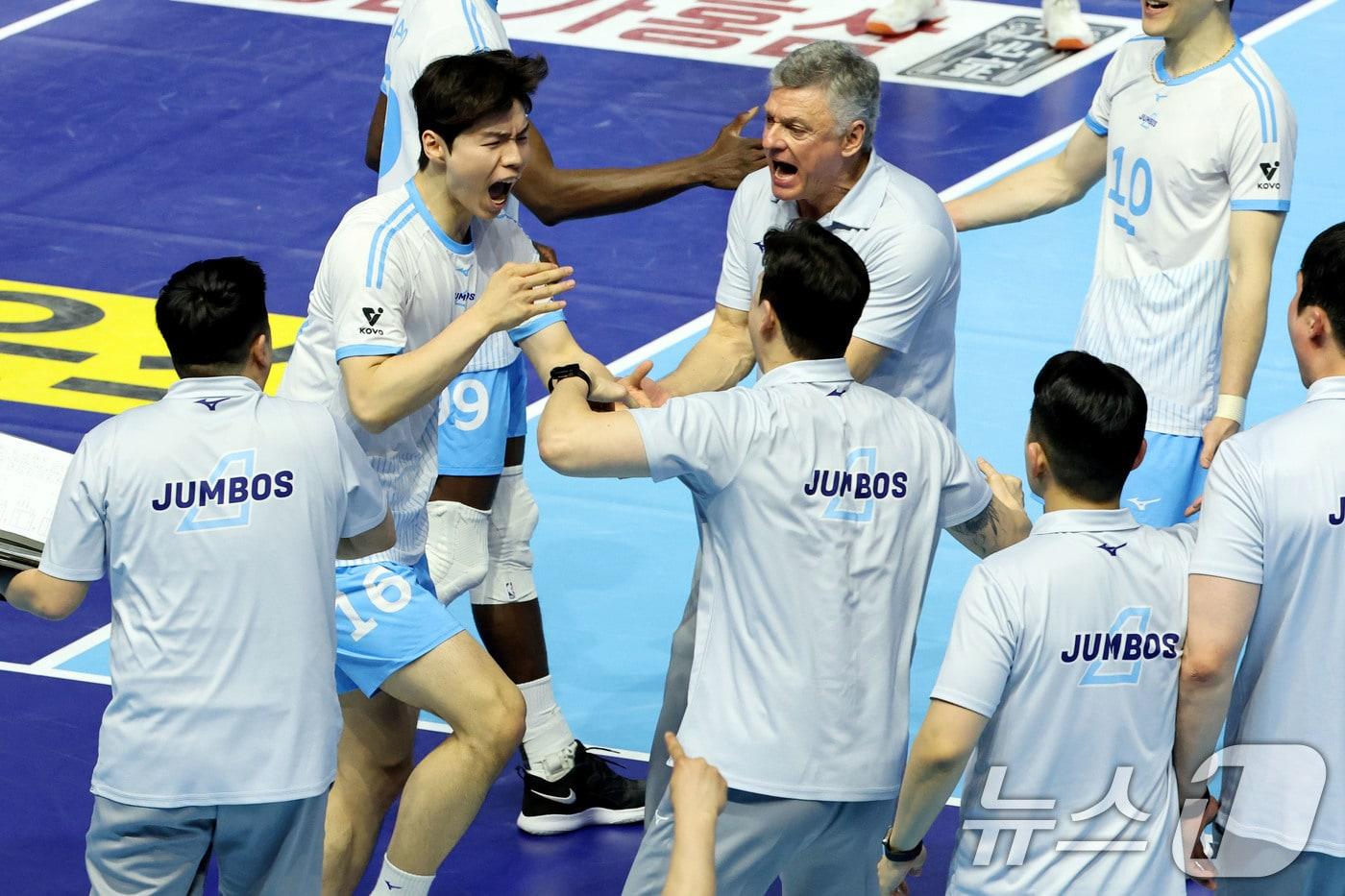 본문 이미지 - 2일 오후 인천 계양체육관에서 열린 프로배구 2025-2026 V리그 남자부 챔피언 결정전 1차전 대한항공과 현대캐피탈의 경기, 대한항공 정한용이 수비 성공후 헤난 감독을 비롯한 코치진과 기쁨을 나누고 있다. 2026.4.2 ⓒ 뉴스1 이광호 기자