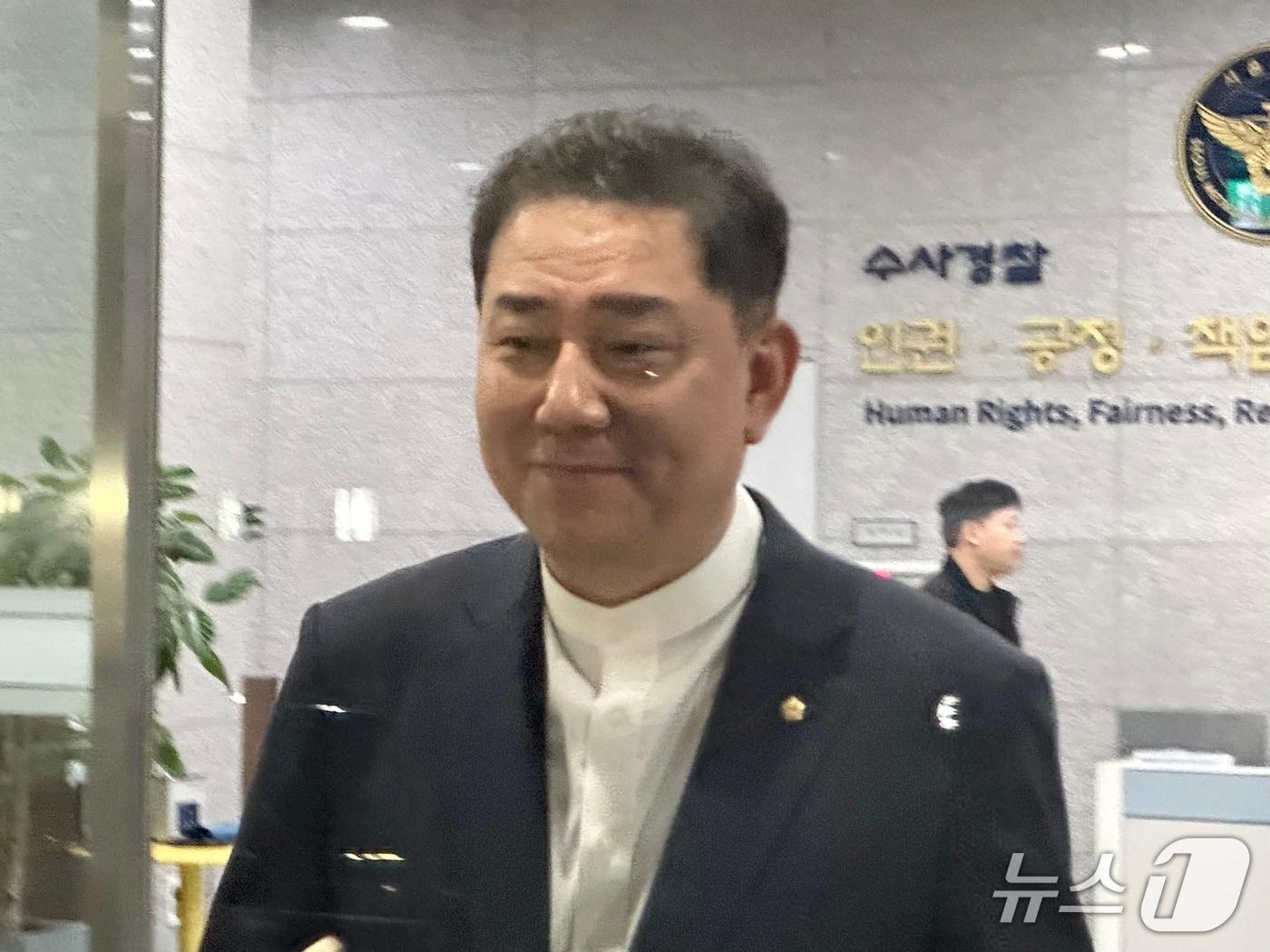 본문 이미지 - 김병기 무소속 의원이 2일 5차 경찰 조사를 마치고 나오고 있다. 2026.4.2 ⓒ 뉴스1 강서연 기자