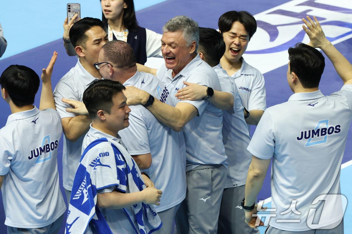 본문 이미지 - 헤난 달 조토 대한항공 감독이 2일 오후 인천 계양체육관에서 열린 프로배구 2025-2026 V리그 남자부 챔피언 결정전 1차전 현대캐피탈과의 경기에서 세트스코어 3대 2로 승리를 거둔뒤 코치진과 기쁨을 나누고 있다. 2026.4.2 ⓒ 뉴스1 이광호 기자