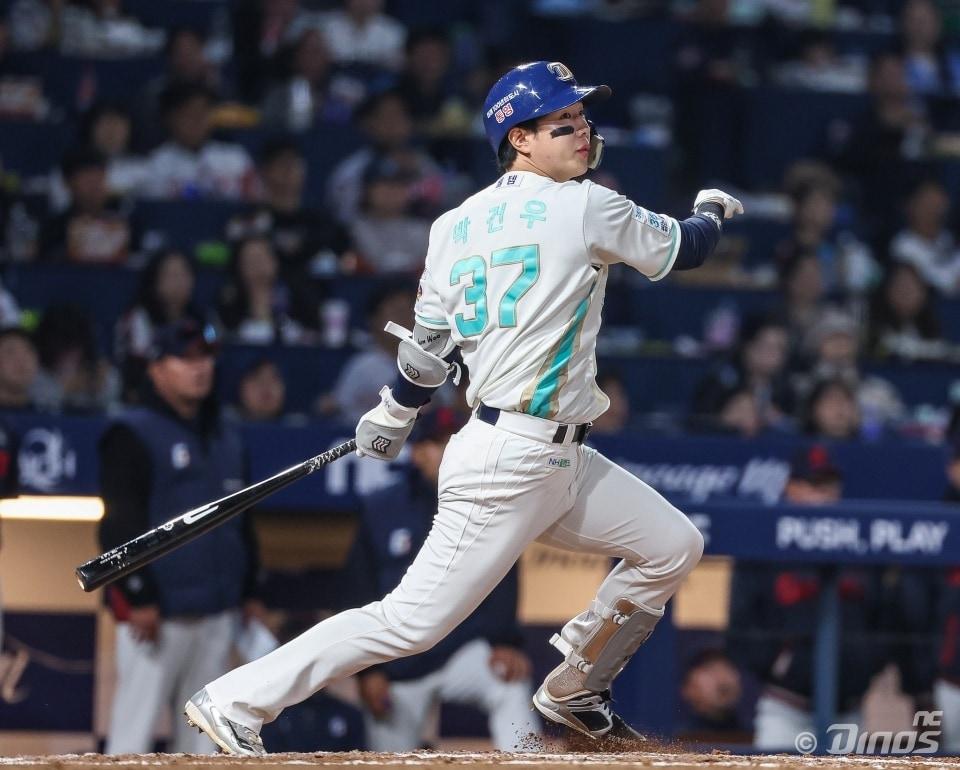 본문 이미지 - NC 다이노스 박건우가 2일 열린 KBO리그 창원 롯데 자이언츠전에서 5회말 역전 2타점 2루타를 터뜨려 팀의 8-4 승리를 이끌었다. (NC 다이노스 제공)