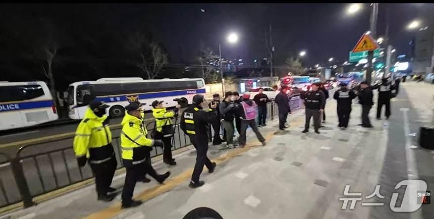 본문 이미지 - 전날(1일) 오후 8시 30분쯤 서울 용산구 서울시교육청 신청사 앞 부지에서 지혜복 교사의 복직 등을 요구하는 '부당전보대책위' 집회 인력과 용산경찰서 등 경찰 인력이 대치하는 상황.(스튜디오 알 유튜브 라이브 갈무리)/뉴스1