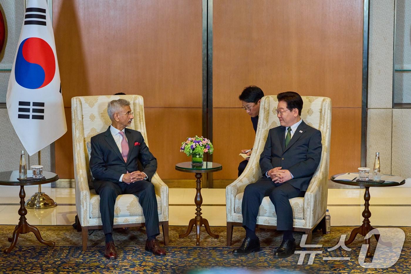 본문 이미지 - 인도를 국빈 방문 중인 이재명 대통령이 20일 뉴델리의 한 호텔에서 수브라마냠 자이샨카르 인도 외교장관을 접견하고 있다. (공동취재) 2026.4.20 ⓒ 뉴스1 이재명 기자