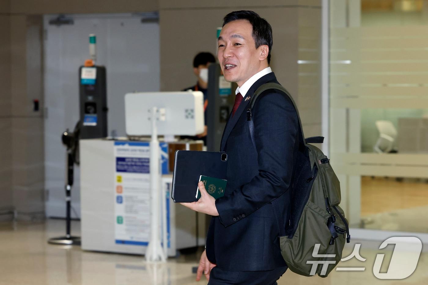 본문 이미지 - 국민의힘 장동혁 대표의 방미 일정에 동행한 김민수 최고위원이 지난 20일 새벽 인천국제공항을 통해 귀국하고 있다. 2026.4.20 ⓒ 뉴스1 박정호 기자