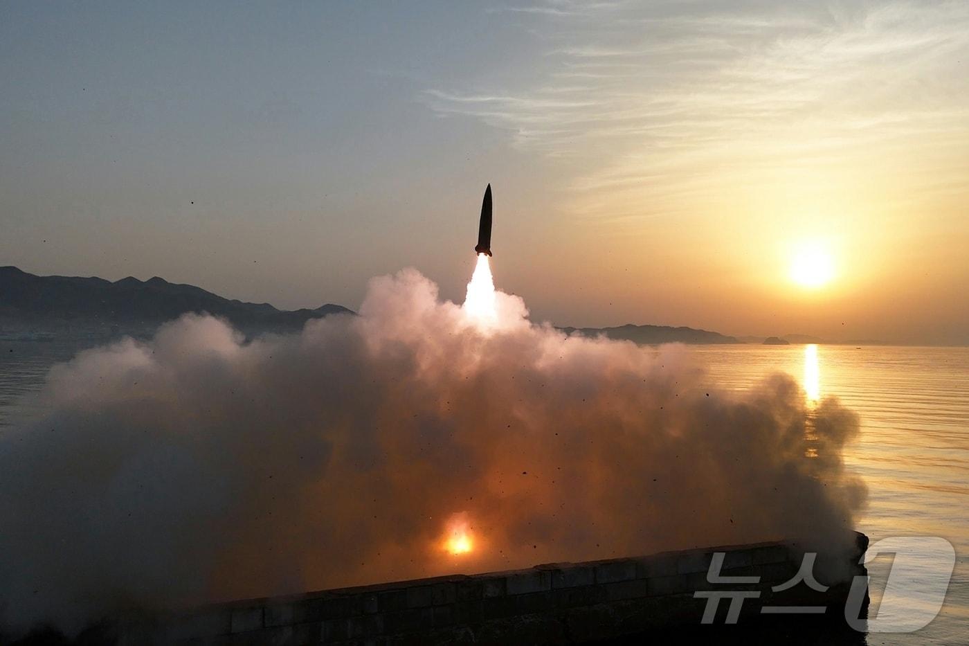 본문 이미지 - (평양 노동신문=뉴스1) = 북한 노동당 기관지 노동신문은 20일 "조선민주주의인민공화국 미사일총국은 4월 19일 개량된 지상대지상전술탄도미싸일 형의 전투부위력평가를 위한 시험발사를 진행하였다＂고 보도했다. [국내에서만 사용가능. 재배포 금지. DB 금지. For Use Only in the Republic of Korea. Redistribution Prohibited] rodongphoto@news1.kr