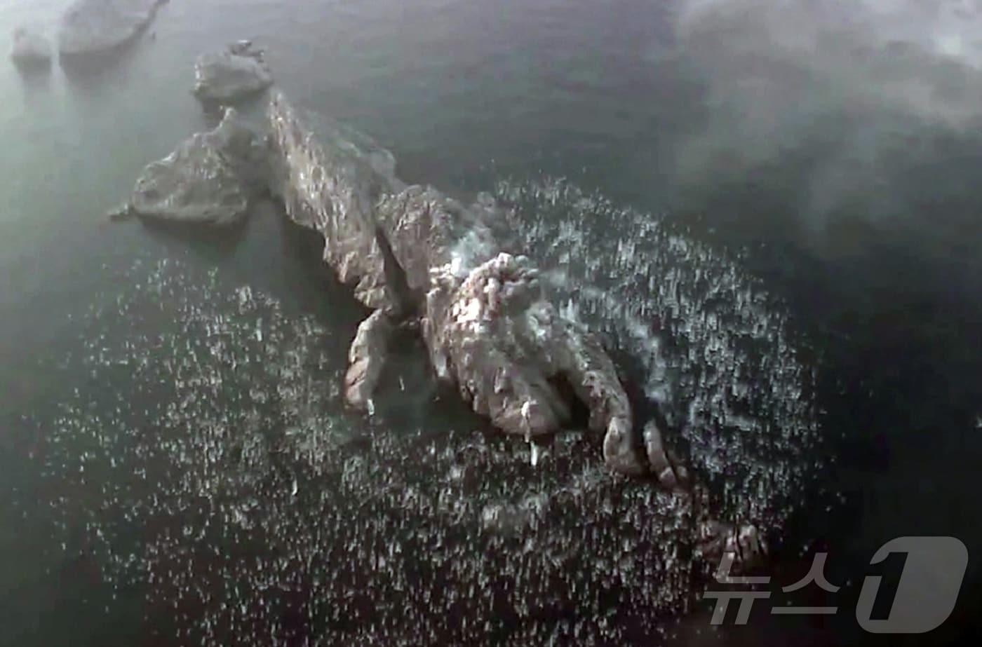 본문 이미지 - (평양 노동신문=뉴스1) = 북한의 집속탄이 폭발해 여러 개의 작은 탄두가 사방으로 퍼져 폭발하는 모습. [국내에서만 사용가능. 재배포 금지. DB 금지. For Use Only in the Republic of Korea. Redistribution Prohibited] rodongphoto@news1.kr