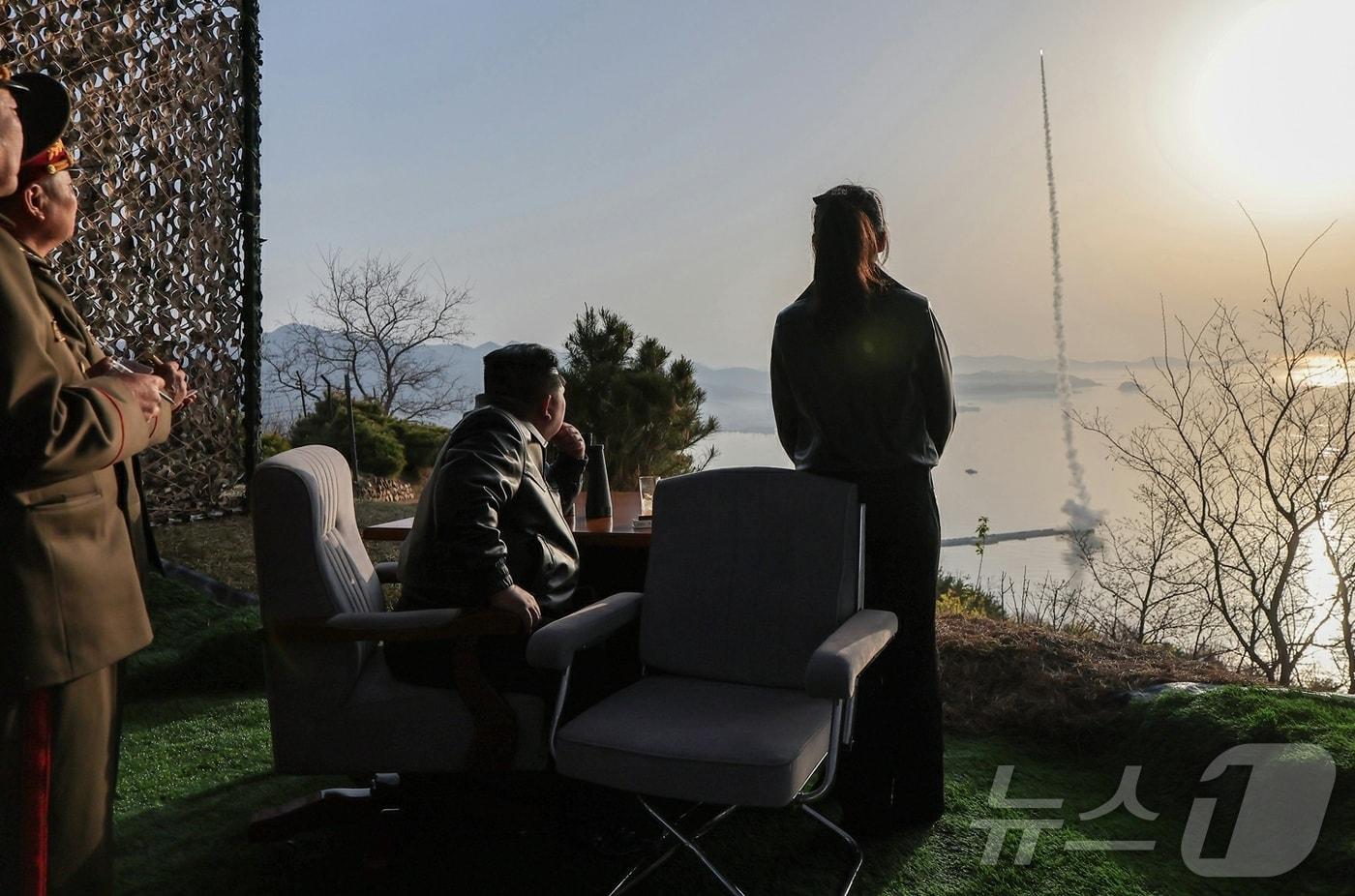 본문 이미지 - (평양 노동신문=뉴스1) = 북한 노동당 기관지 노동신문은 20일 "조선민주주의인민공화국 미사일총국은 4월 19일 개량된 지상대지상전술탄도미사일 형의 전투부위력평가를 위한 시험발사를 진행하였다＂고 보도했다. [국내에서만 사용가능. 재배포 금지. DB 금지. For Use Only in the Republic of Korea. Redistribution Prohibited] rodongphoto@news1.kr