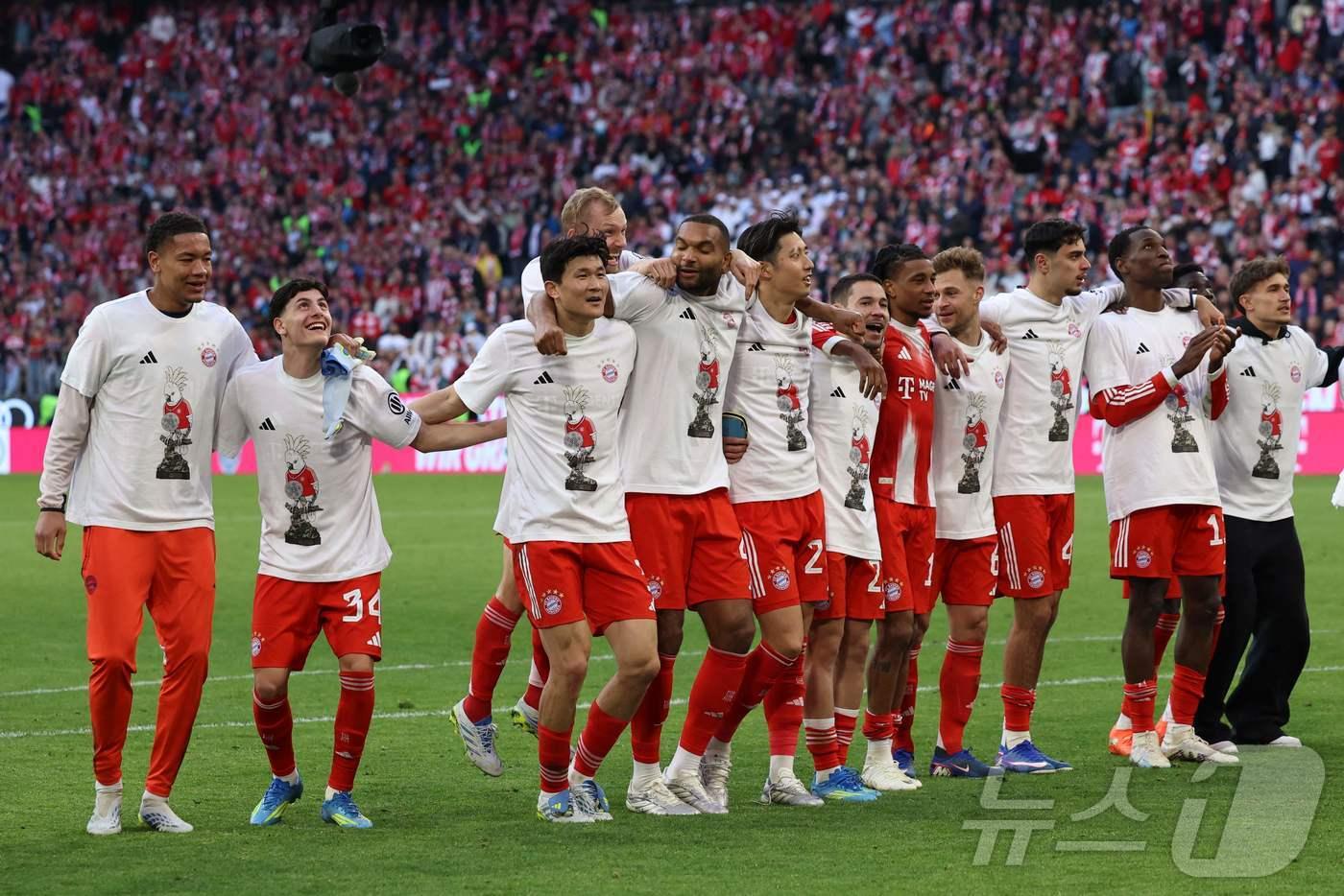 본문 이미지 - 바이에른 뮌헨 선수들이 우승 후 기뻐하고 있다. ⓒ AFP=뉴스1
