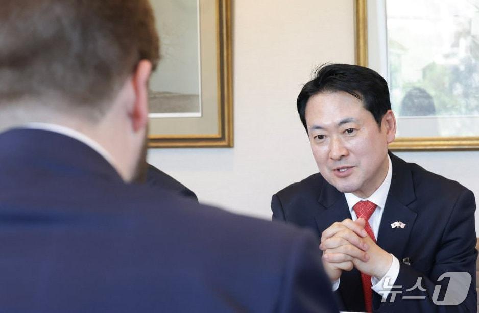 본문 이미지 - 장동혁 국민의힘 대표가 지난 16일(미국 워싱턴 현지시간) 미 국무성 차관보와 만나는 모습. (국민의힘 제공) ⓒ 뉴스1