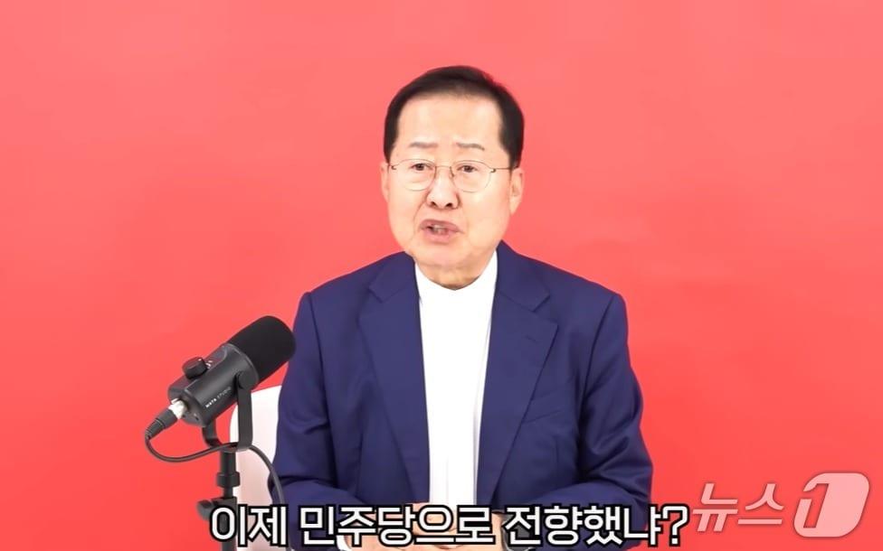 본문 이미지 -  홍준효 전 대구시장이 지난 18일 유튜브 채널 '홍카콜라'에서 지난 17일 이재명 대통령과 오찬 때 빨강 넥타이를 매면 '무당적인데 왜 빨간색', 파랑 넥타이를 하면 '민주당으로 전향했냐'는 말이 나올까 봐 넥타이를 매지 않고 갔다는 말을 하고 있다. (유튜브 갈무리) ⓒ 뉴스1