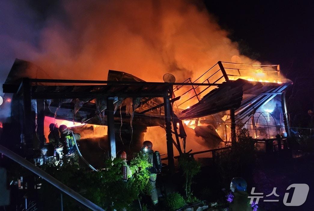 본문 이미지 - 20일 오전 1시 15분쯤 경북 포항시 북구 신광면의 단독주택에서 불이 나 소방대원들이 불을 끄고 있다.(경북소방본부 제공. 재판매 및 DB 금지)2026.4.20/뉴스1