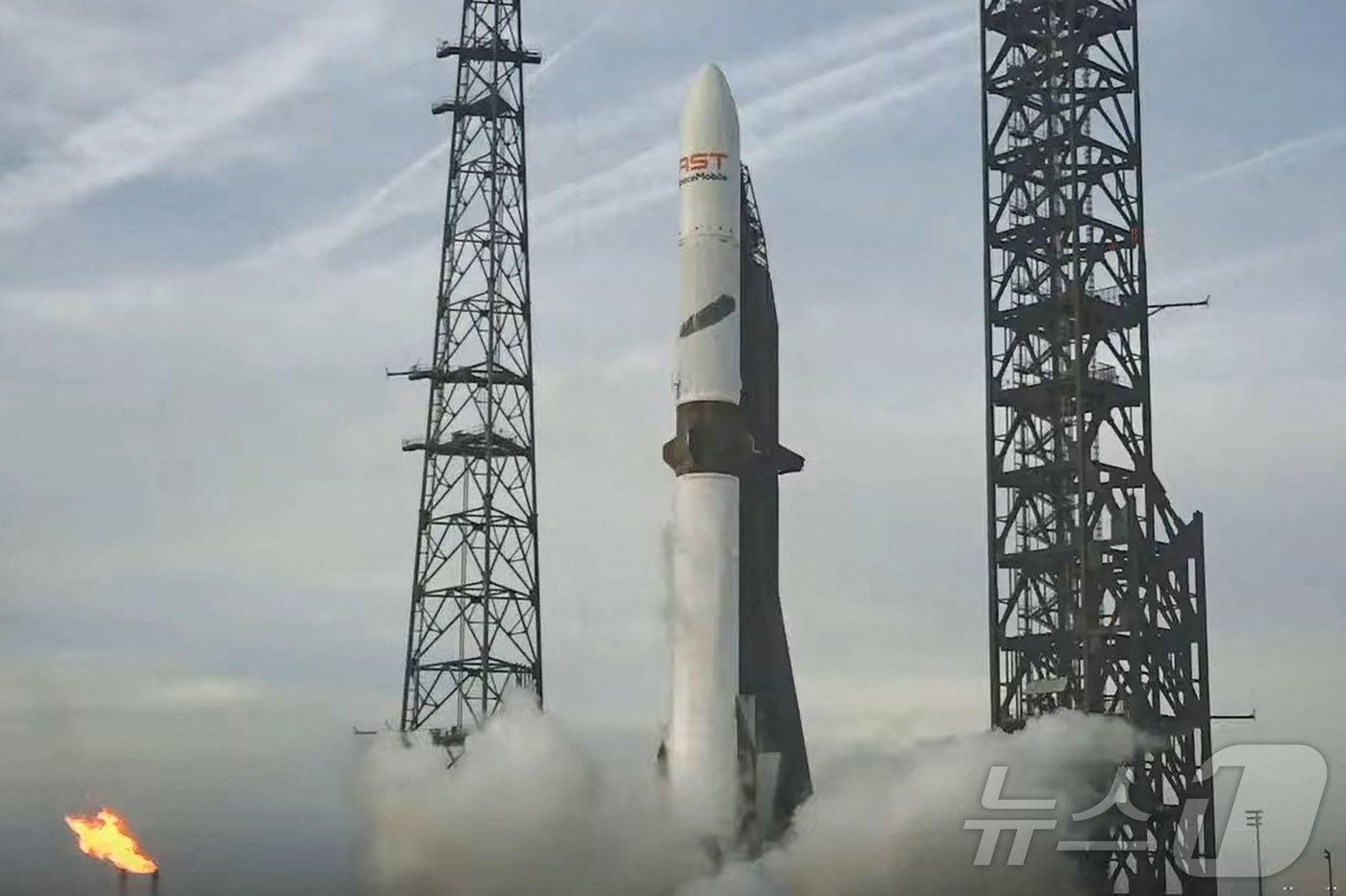 본문 이미지 - 19일(현지시간) 블루오리진이 방송한 뉴 글렌 로켓 발사 장면 (출처=블루오리진) ⓒ AFP=뉴스1