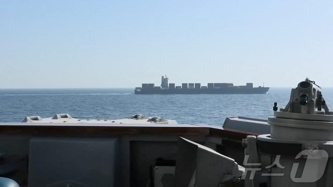 본문 이미지 - 19일(현지시간) 미 해군 구축함 스프루언스호(DDG 111)가 아라비아해 북부 해역에서 이란 국적의 화물선인 투스카호를 나포하기 위해 접근하고 있다. 선박 추적 데이터에 따르면 투스카호의 가장 최근 위치는 4월 19일 오만만 인근으로 나타났다. 사진은 미 중부사령부가 공개한 영상 갈무리. 2026.04.19 ⓒ 로이터=뉴스1