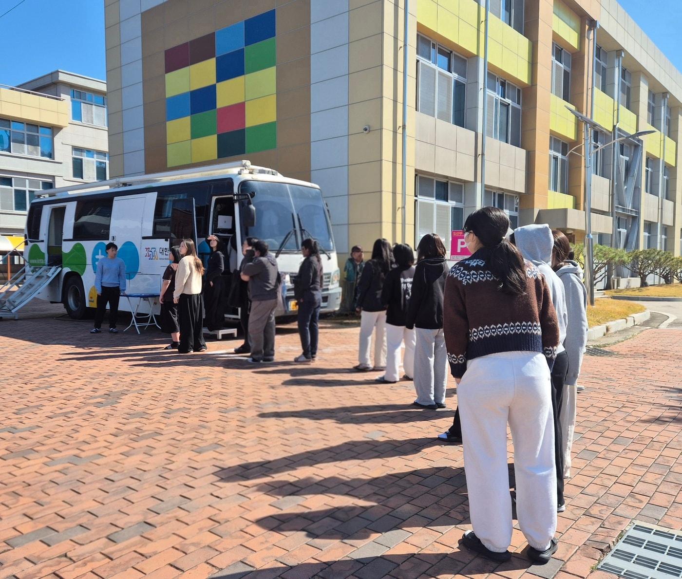 본문 이미지 - 보령시 관내 중고교 결핵 이동검진 모습.(시 제공. 재판매 및 DB금지)/뉴스1
