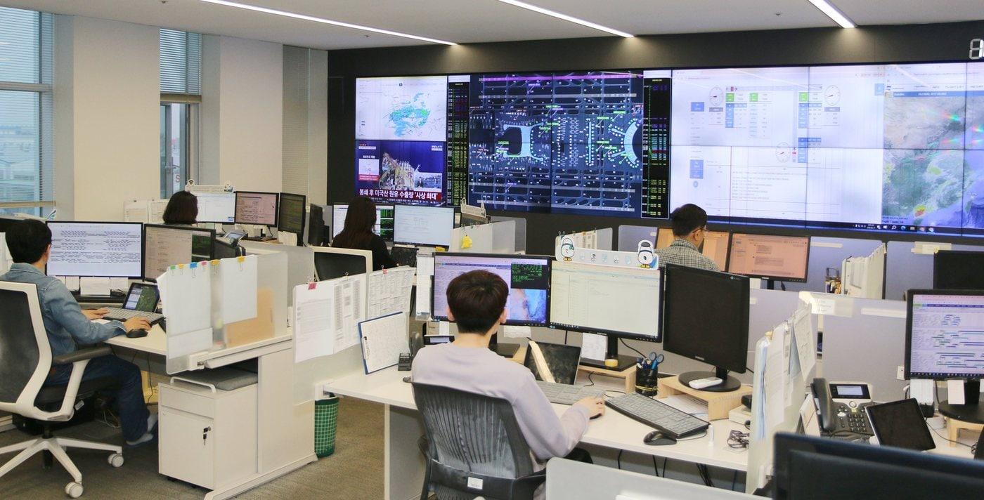 본문 이미지 - 에어부산 운항통제실에서 운항관리사들이 항공기 운항 상황을 실시간으로 모니터링하고 있다. (에어부산 제공)