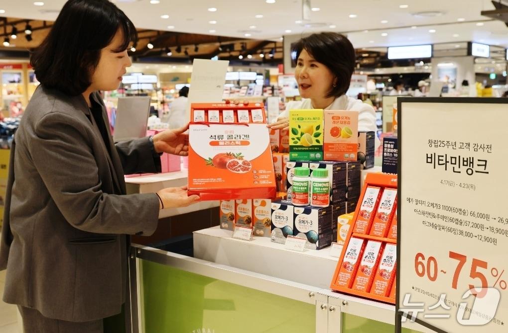 본문 이미지 - 롯데백화점 대구점 지하 2층 행사장에서 고객이 환절기 면역력 강화에 도움을 주는 비타민과 건강식품을 살펴보고 있다.(롯데백화점 제공, 재판매 및 DB 금지)