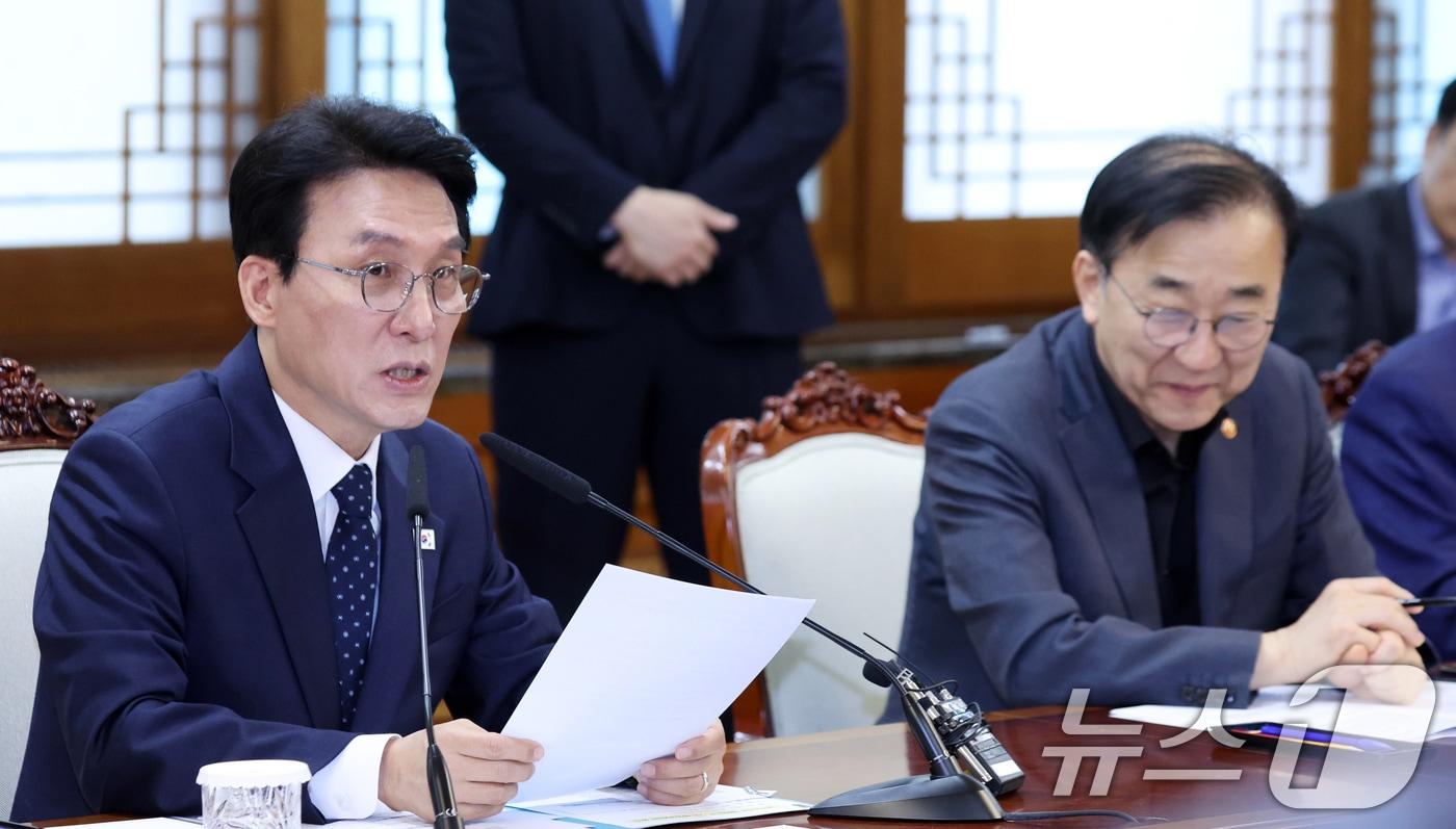 본문 이미지 - 김민석 국무총리가 20일 서울 종로구 세종대로 정부서울청사에서 열린 새만금·전북 대혁신 TF 2차 회의에서 모두 발언을 하고 있다. 2026.4.20 ⓒ 뉴스1 김명섭 기자