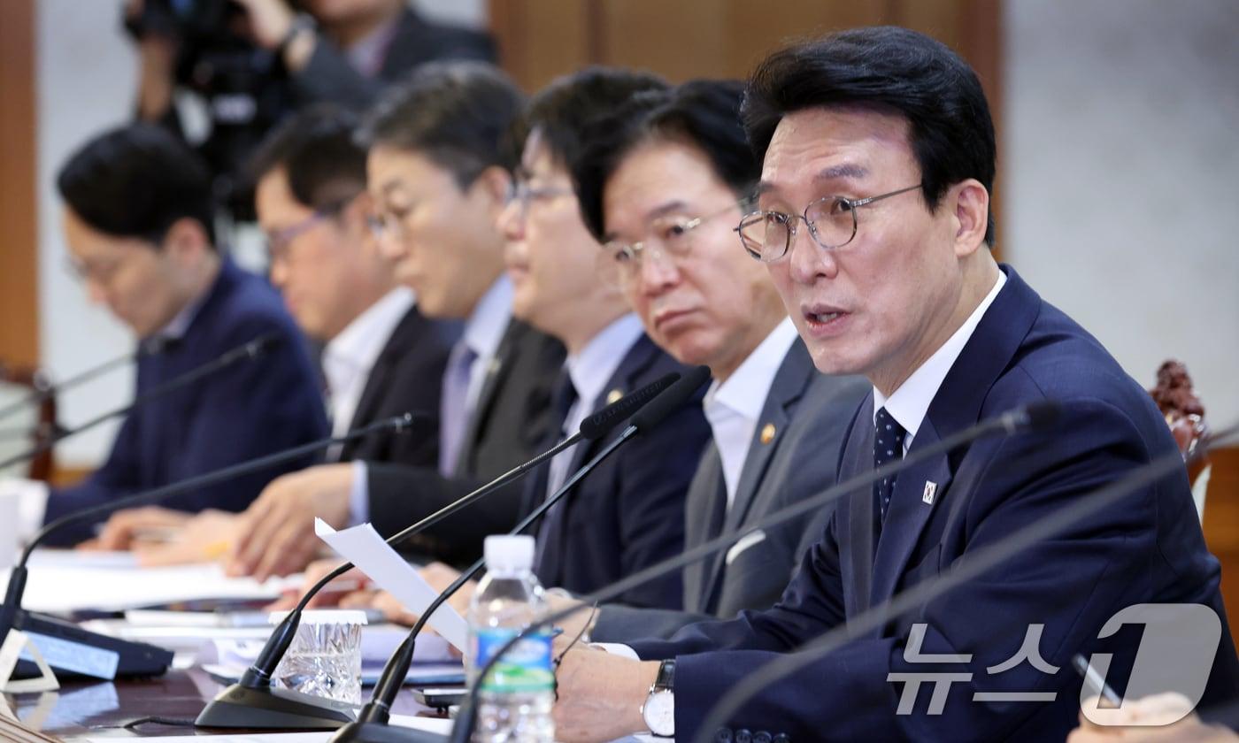 본문 이미지 - 김민석 국무총리가 20일 서울 종로구 세종대로 정부서울청사에서 열린 새만금·전북 대혁신 TF 2차 회의에서 모두 발언을 하고 있다. 2026.4.20 ⓒ 뉴스1 김명섭 기자