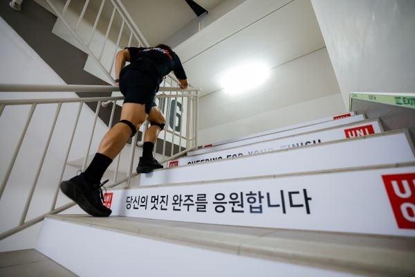 본문 이미지 - '2026 롯데월드타워 스카이런' 참가자가 힘차게 계단을 오르고 있다.(롯데물산 제공)