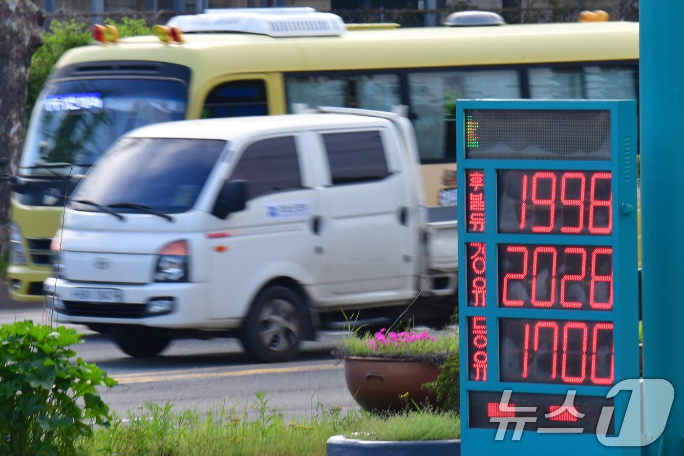 본문 이미지 -  20일 오전 경북 포항시 남구 철강공단에 있는 한 주유소. 2026.4.20 ⓒ 뉴스1 최창호 기자