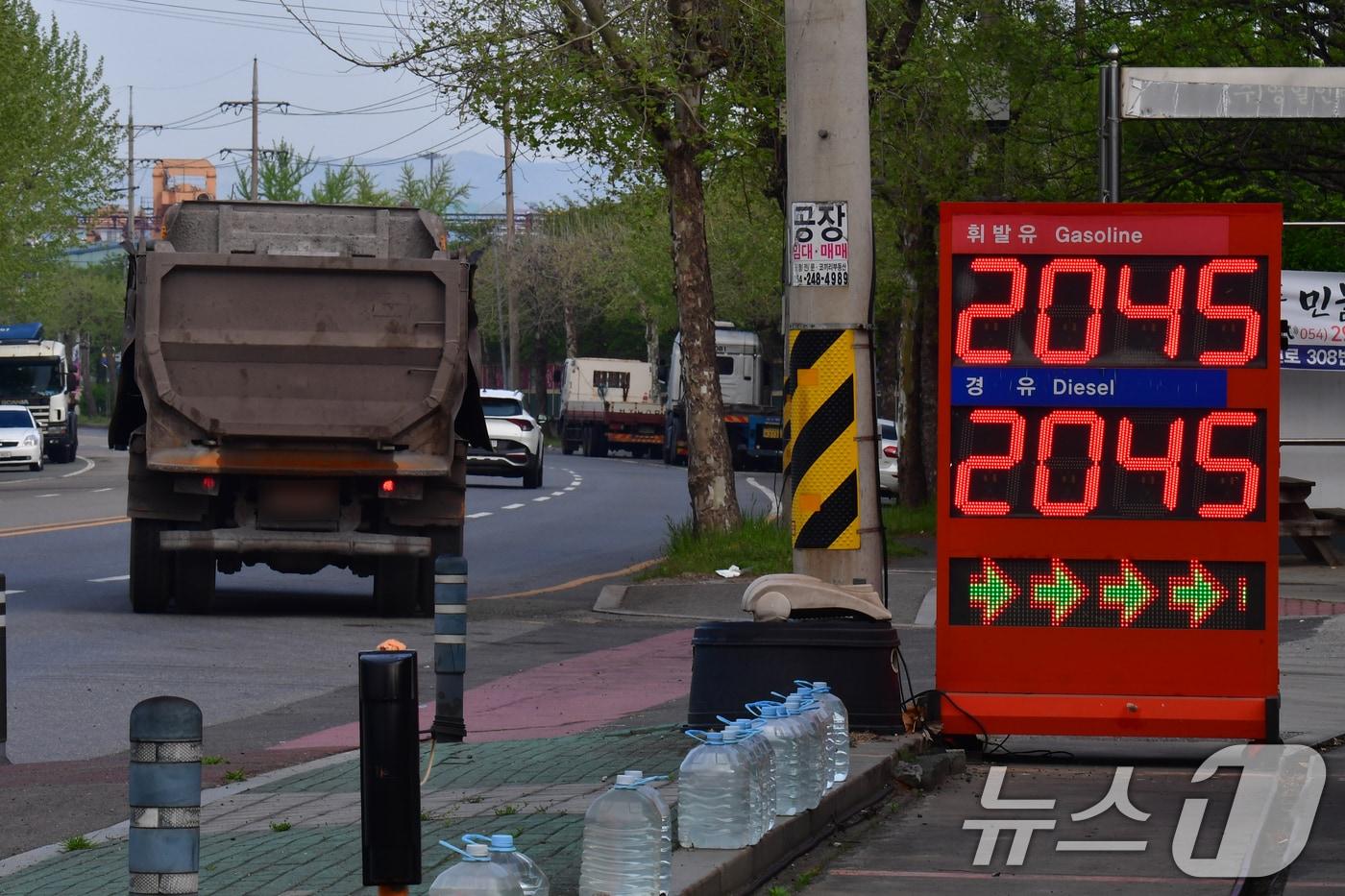 본문 이미지 - 전국 평균 휘발유 가격이 2000원을 넘어선 가운데 20일 오전 경북 포항시 남구 철강공단에 있는 한 주유소에서 경유와 휘발유를 같은 가격에 판매하고 있다. 한국석유공사 유가정보시스템 오피넷에 따르면 3차 석유 최고가격제 시행 10일째인 19일 오전 9시 기준 리터(L)당 전국 휘발유 평균 가격은 전날 대비 0.42원 오른 2000.93원으로 집계됐다. 2026.4.20 ⓒ 뉴스1 최창호 기자