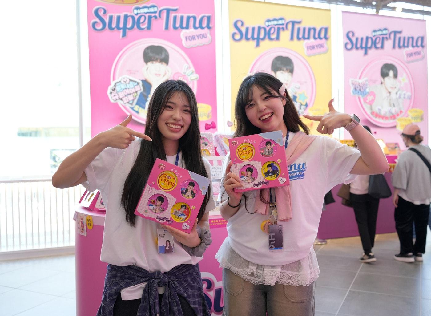 본문 이미지 - 19일 일본 도쿄 하라주쿠 하라카도에서 열린 '동원참치' 팝업스토어에서 동원F&B 직원들이 행사 제품을 소개하고 있다. 동원F&B는 18일부터 24일까지 현지에서 팝업스토어를 운영한다.(동원F&B 제공)