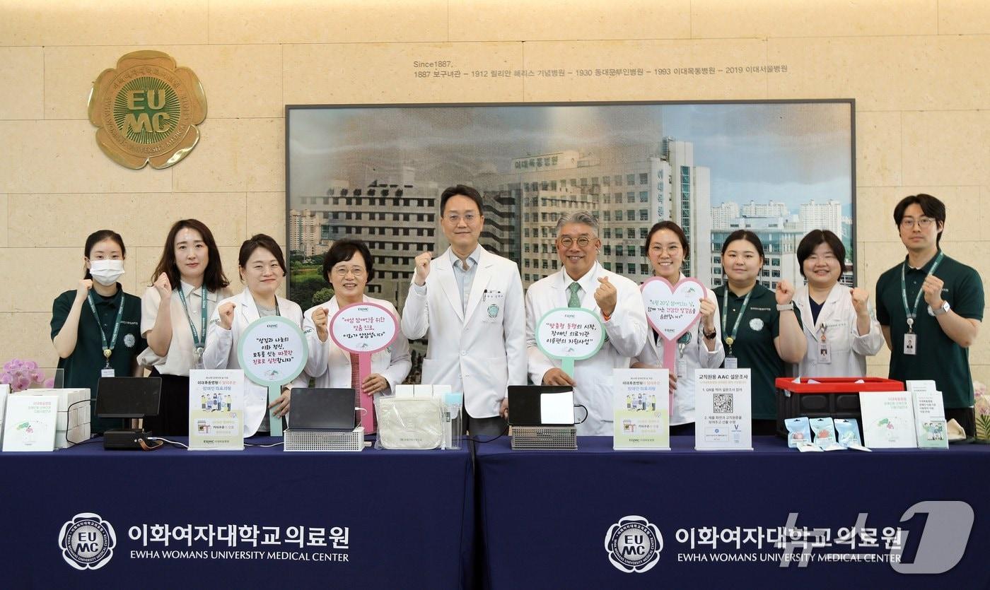 본문 이미지 - 이대목동병원은 '장애인의 날(4월 20일)'을 맞아 지난 15일 병원 로비에서 환자·보호자·직원을 상대로 '장애친화 산부인과 및 장애인 의료기관 이용편의 사업'을 홍보했다고 20일 밝혔다.(이대목동병원 제공)