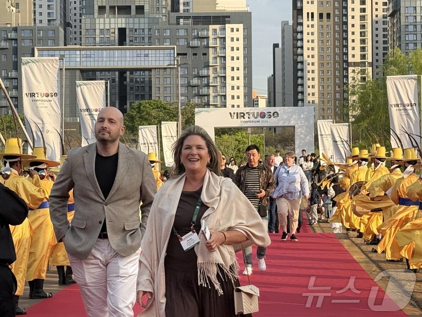 본문 이미지 - 한강 위에 자리한 서울 서초구 세빛섬에서 진행된 버츄오소 심포지움  환영 퍼포먼스ⓒ 뉴스1 윤슬빈 관광전문기자