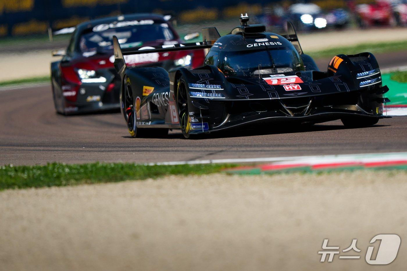 본문 이미지 - GMR-001 하이퍼카 차량이 2026 WEC 개막전 ‘이몰라 6시간’ 최상위 등급에 출전한 모습(제네시스 제공)