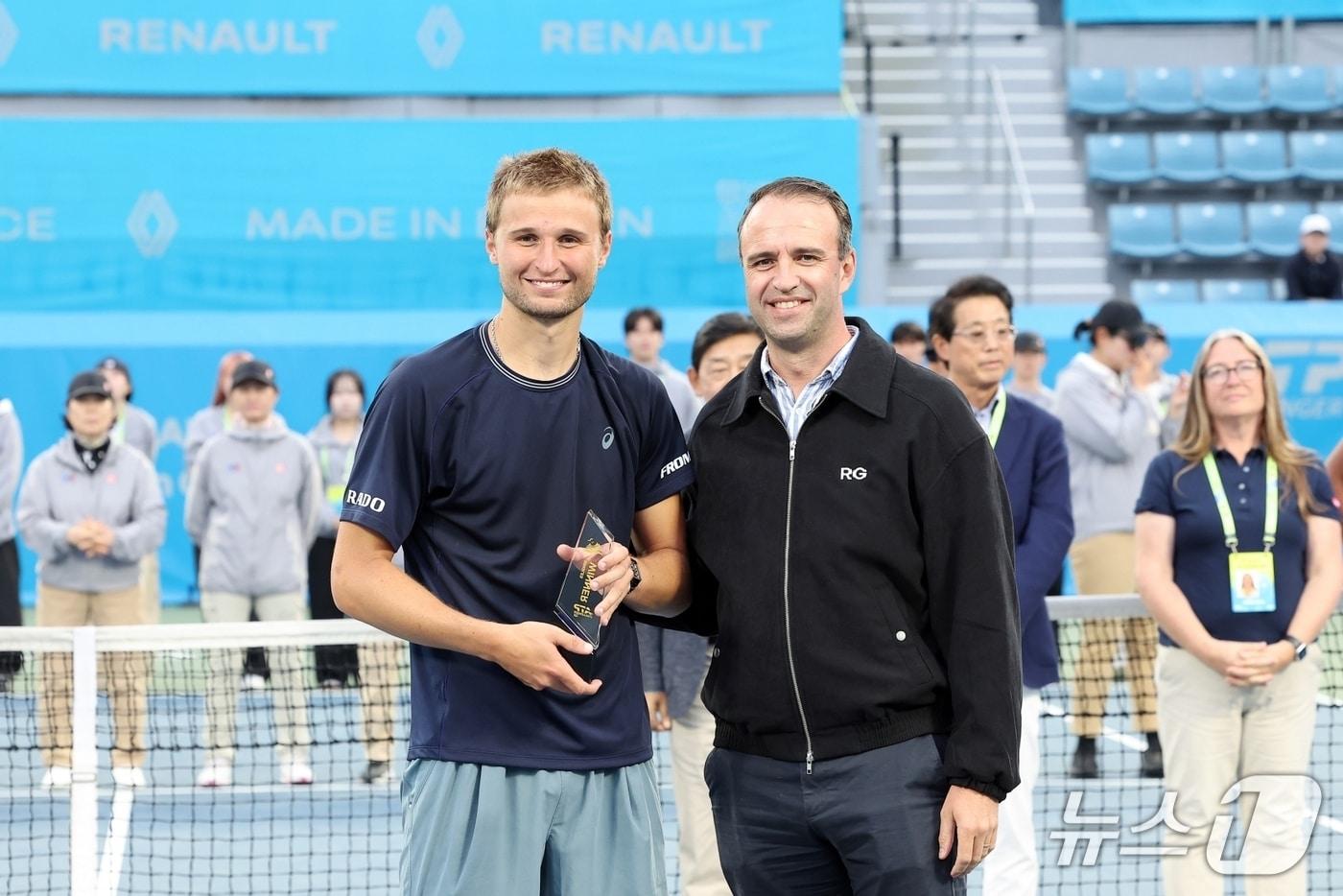 본문 이미지 - 니콜라 파리 르노코리아 사장(오른쪽)이 19일 부산시 금정체육공원 스포원 테니스장에서 열린 '르노 부산오픈 테니스대회 2026' 시상식에서 단식 우승자인 레안드로 리에디 선수에게 시상하고 있다(르노코리아 제공). 2026.4.20.