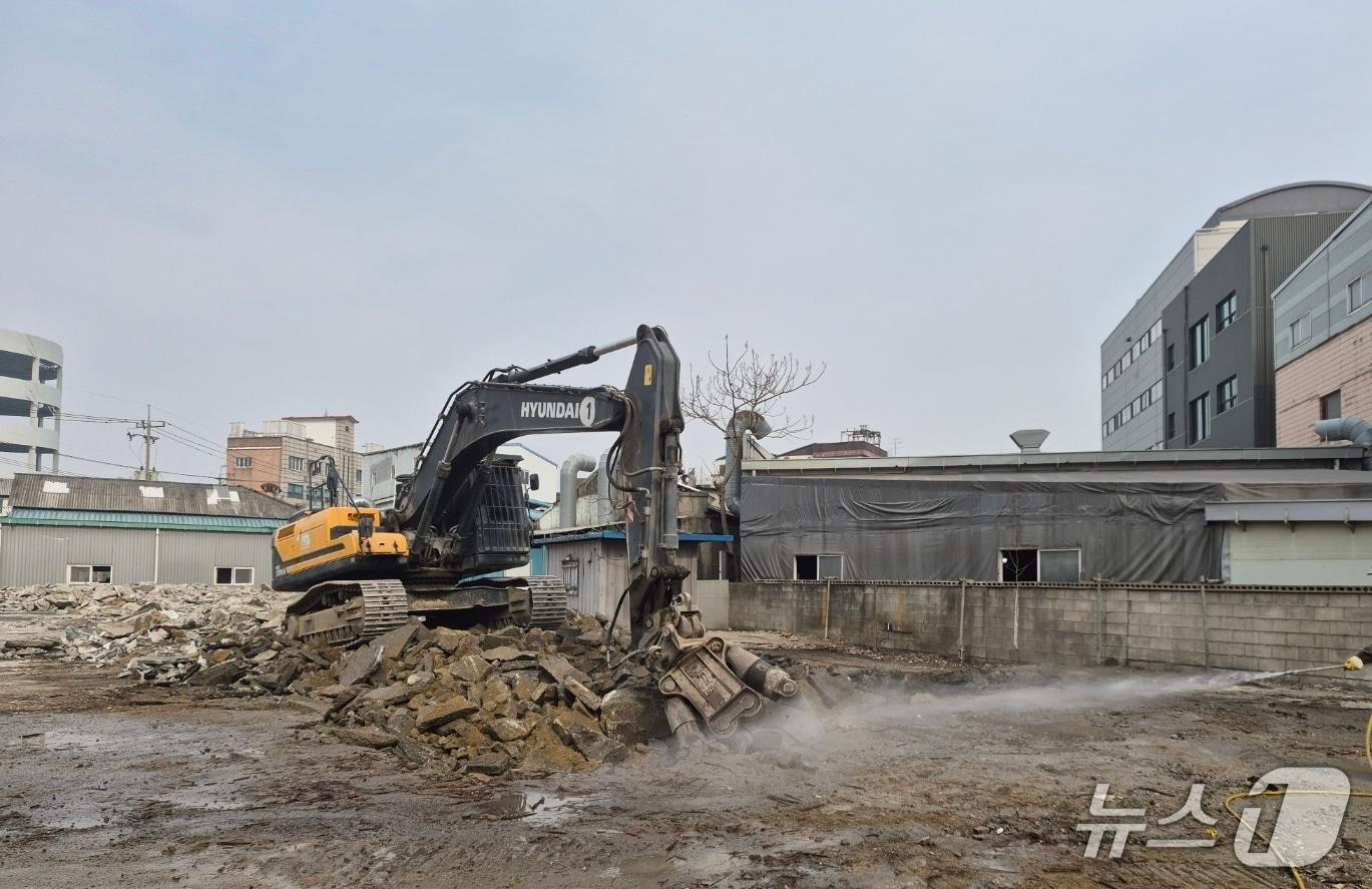 본문 이미지 - 비산먼지 발생 저감 작업(경기 부천시 제공/뉴스1)