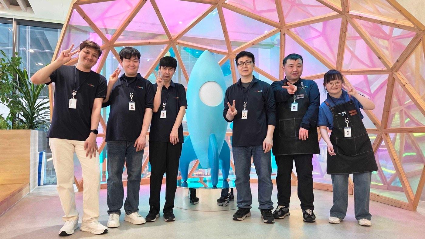 본문 이미지 - 쿠팡 선릉 오피스에서 사내 공용컵 수거 및 세척 직무를 담당하고 있는 장애인 직원들이 기념 촬영을 하고 있다.(쿠팡 제공)