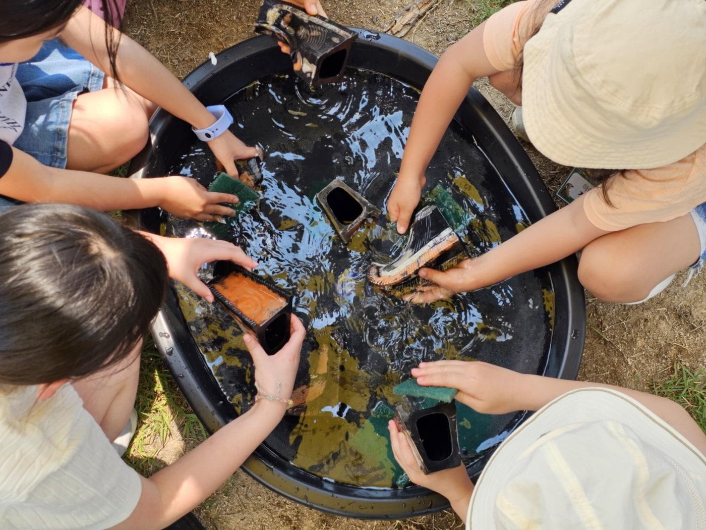 본문 이미지 - 부여 정암리 와요지 관광 프로그램 운영 모습.(군 제공. 재판매 및 DB금지)/뉴스1
