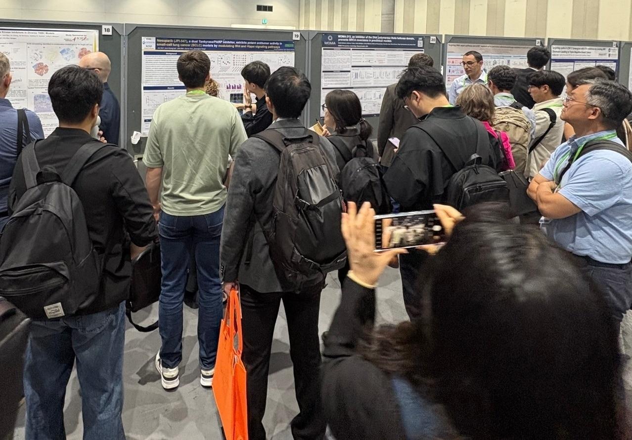 본문 이미지 - 온코닉테라퓨틱스가 현지시간 19일 미국 샌디에이고에서 열린 '2026미국암연구학회'(AACR 2026)에서 난치성 암종인 소세포폐암(SCLC) 치료를 겨냥한 항암신약 후보 '네수파립'(Nesuparib)의 비임상 연구 결과를 발표했다. (제일약품 제공)